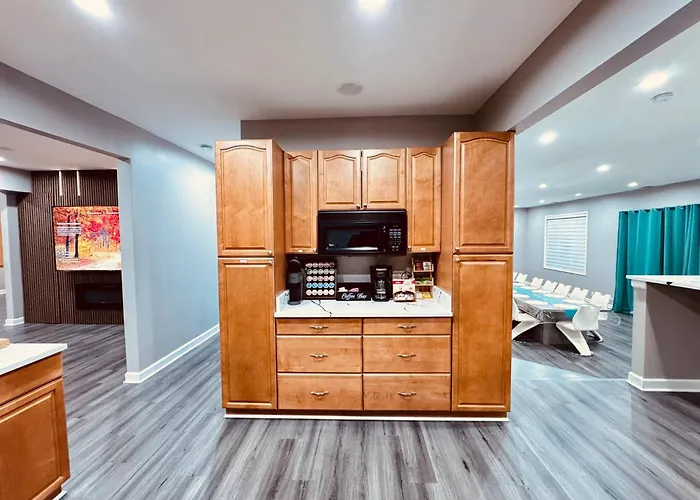Sleeps 24+ Luxury House Near Chicago 12 King Beds * Des Plaines