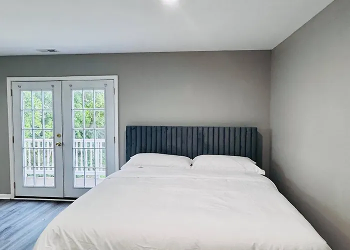 Sleeps 24+ Luxury House Near Chicago 12 King Beds Holiday home Des Plaines