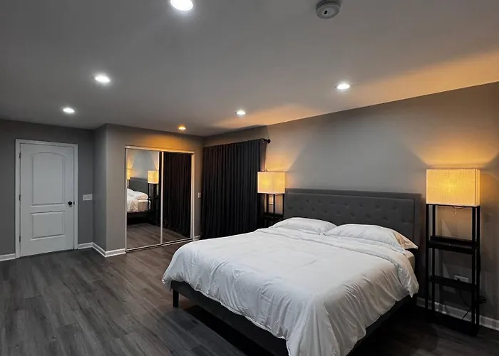 Holiday home Sleeps 24+ Luxury House Near Chicago 12 King Beds Des Plaines