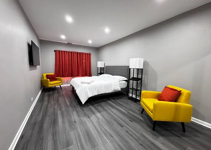 Sleeps 24+ Luxury House Near Chicago 12 King Beds Holiday home Des Plaines