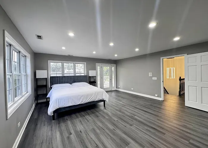 Holiday home Sleeps 24+ Luxury House Near Chicago 12 King Beds Des Plaines