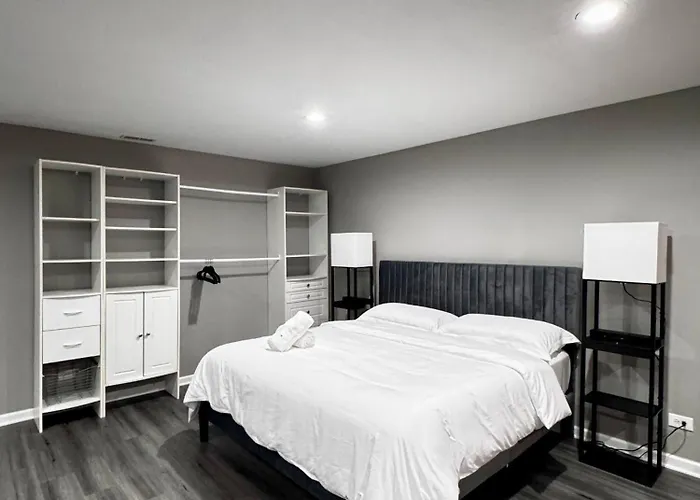 Sleeps 24+ Luxury House Near Chicago 12 King Beds Holiday home Des Plaines
