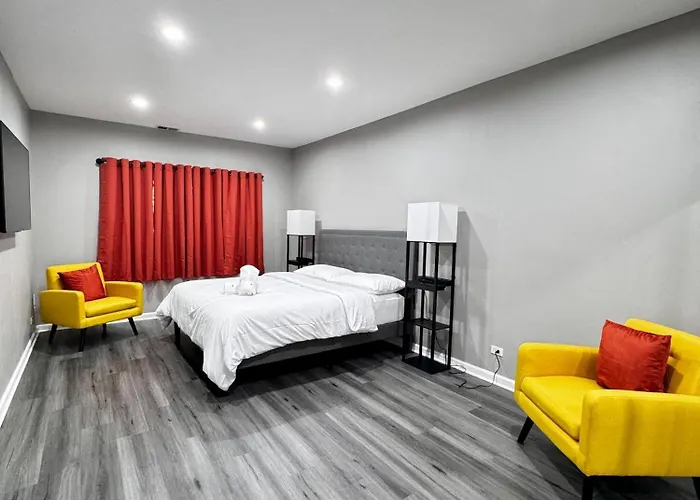 Sleeps 24+ Luxury House Near Chicago 12 King Beds * Des Plaines