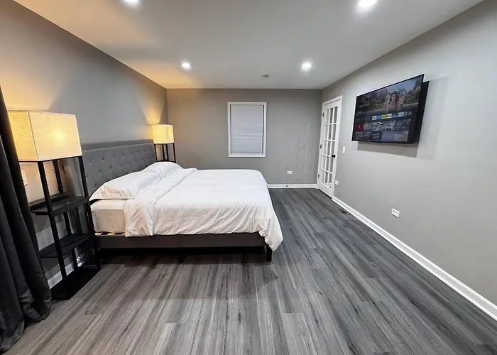 Sleeps 24+ Luxury House Near Chicago 12 King Beds Holiday home Des Plaines
