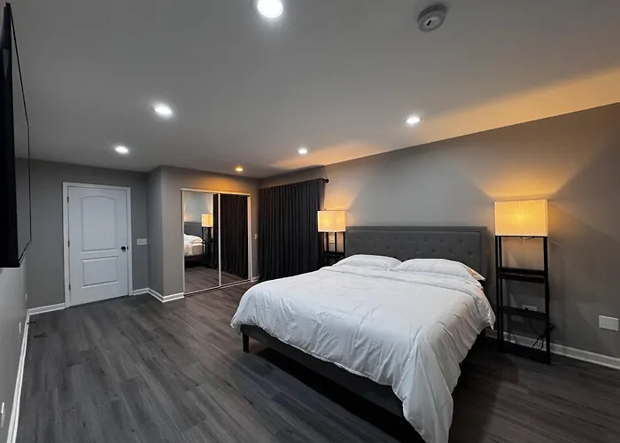Holiday home Sleeps 24+ Luxury House Near Chicago 12 King Beds Des Plaines