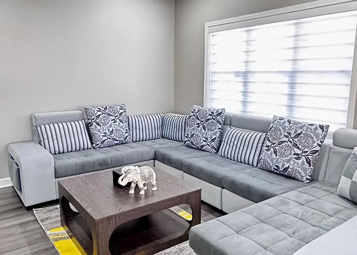 Sleeps 24+ Luxury House Near Chicago 12 King Beds Holiday home *