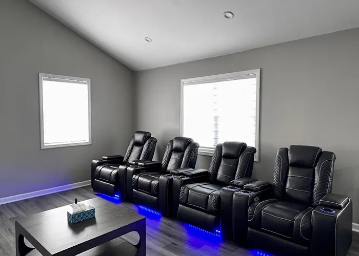 Sleeps 24+ Luxury House Near Chicago 12 King Beds Holiday home Des Plaines