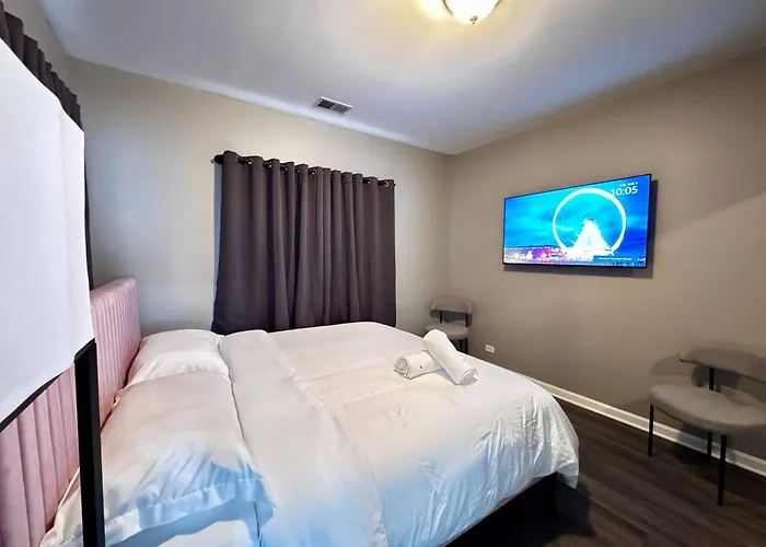 Sleeps 24+ Luxury House Near Chicago 12 King Beds