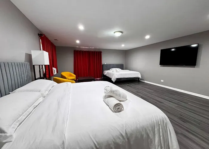 Sleeps 24+ Luxury House Near Chicago 12 King Beds * Des Plaines